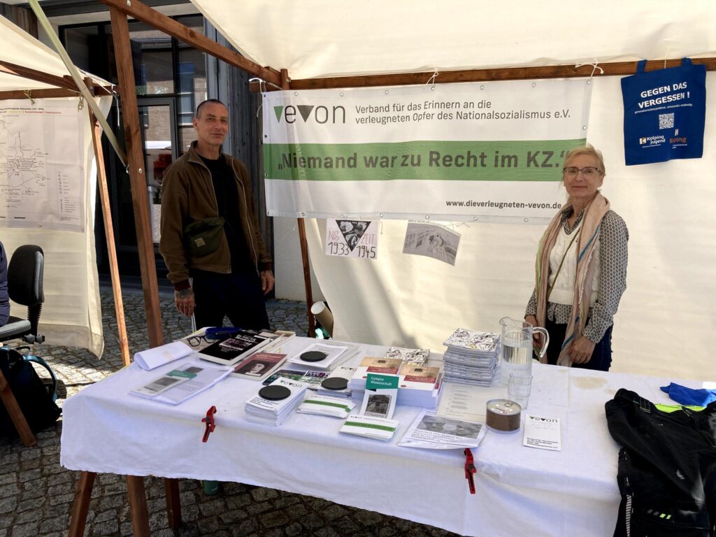 Vevon-Mitglieder Marina und André informieren in Ravenbrück über den Verein. Foto: Mascha.