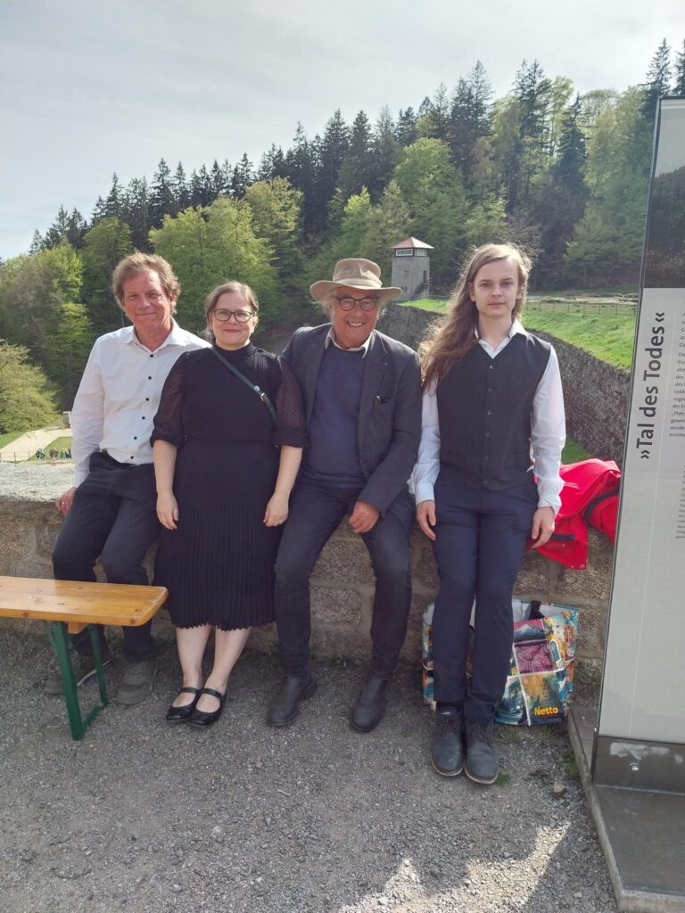 Jörg Watzinger , 1. Vorsitzende Ines Eichmüller mit Vater Hugo-Bert und Sohn Hermann in Flossenbürg.